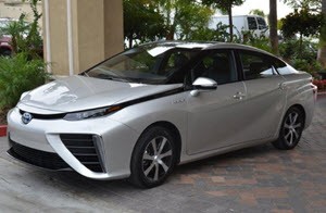 Toyota Mirai. Den första massproducerade bränslecellsbilen.  